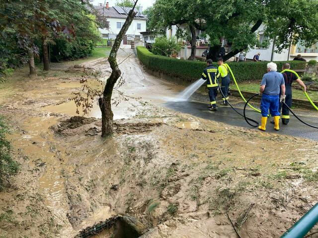 Die Feuerwehr Kohfidisch im Einsatz, um die Straße zu säubern. | Foto: Feuerwehr Kohfidisch