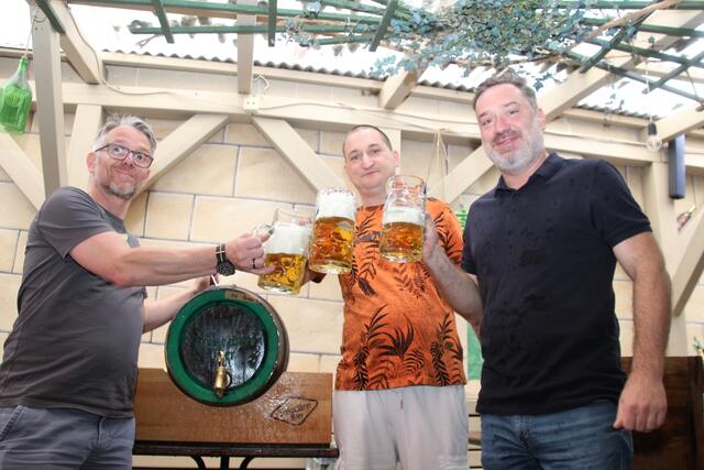 Bürgermeister Andreas Derntl gab dem jüngsten Mitglied der St. Georgener Gastroszene natürlich zur Eröffnung die Ehre. | Foto: Eckhart Herbe