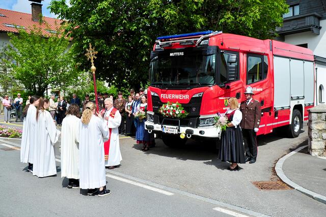Das neue Tanklöschfahrzeug TLFA 3000/100 wurde von Pfarrer Tomas Ostarekt gesegnet. | Foto: Hassl