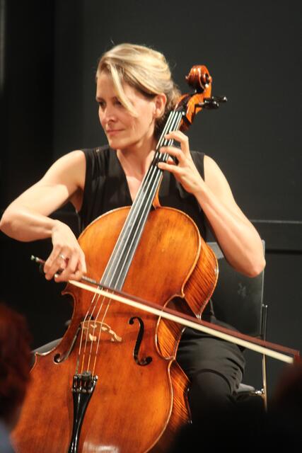 Martina Greiner am Cello spielte mit ihren argentinischen Kollegen im Haus der Musik Gleisdorf. | Foto: RegionalmedienSteiermark/Hofmüller