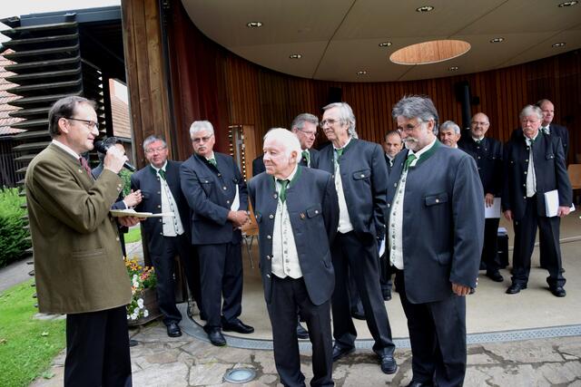 Regionsobmann Gerald Waldbauer hielt die  Lautatio für den langjährigen Sänger Karl Krainer  | Foto: Josef Strohmeier