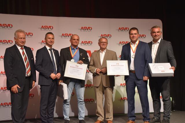 Ehrung Johann Lang (3.v.l.) und Gerald Reiter (2.v.r.) | Foto: Michael Strini