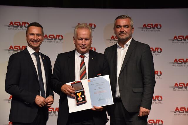 Goldenes Verdienstzeichen des Landes Burgenland: LT-Präs. Robert Hergovich, ASVÖ Präsident Robert Zsifkovits und LR Heinrich Dorner | Foto: Michael Strini