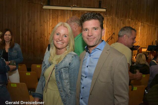 Nicki und Bgm. Johannes Karner | Foto: Gerald Dreisiebner