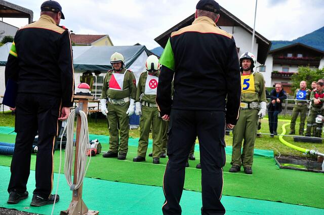 Hochkarätige Besetzung: Bgm. Toni Bucher als Kommandant, Vizebgm. Thomas Oberdanner als "5er"! | Foto: Hassl