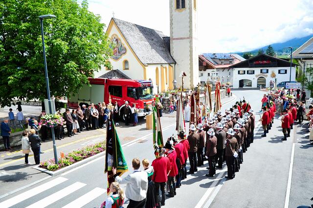 Festliche Stimmung am Kirchplatz in Mutters. | Foto: Hassl