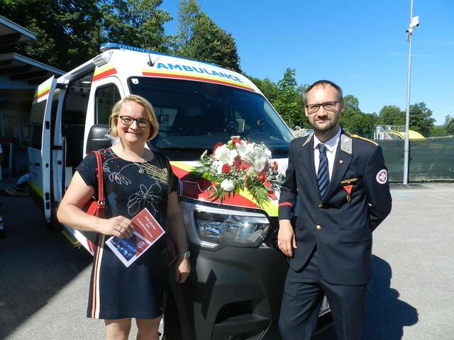 Irmgard Schibich, Tobias Reithofer ( Bgm Schibich ist glücklich das sie so eine ehrenvolle Aufgabe übernehmen durfte, auch Obmann Stv ist glücklich das die Rettungsstelle Altlengbach so ein Auto bekommen hat )