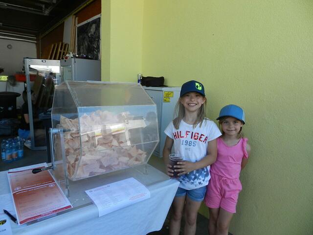 Caroline,  Gabriela Göschelbauer (haben ein Los für die Tombola bekommen)