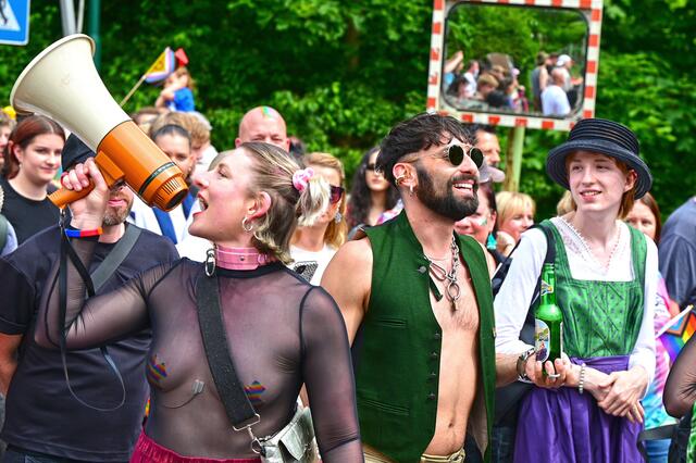 Auch ESC-Sieger Tom Neuwirth alias Conchita Wurst (Bildmitte) war mit dabei. | Foto: Wolfgang Spitzbart