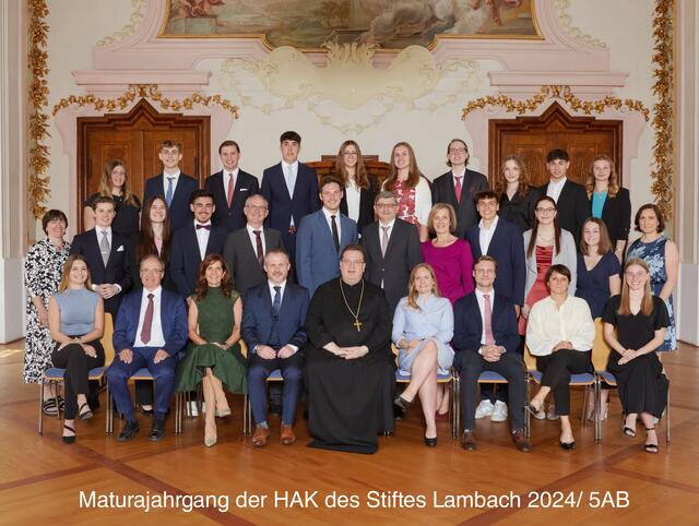 1.R. (v.l.n.r.): Sophie Strasser, Mag. Erwin Spindler, Mag. Andrea Aufreiter, Direktor Mag. Stefan Leitner, Abt MMag. Maximilian Neulinger, Julia Thomas BEd. (Klassenvorständin), Mag. Matthias Lindenberger, Dr. Michaela Scherr, Viktoria Gasperlmair (AE).
2.R. (v.l.n.r.): Mag. Monika Hudelist, Stefan Kreuzmayr (GE), Bianca Krötzl (GE), Raphael Feilmayr, Dr. Christoph Kastinger, Mag. Thomas Hell, Dipl. Päd. Ing. Helmut Horlacher MBA, MMag. Gertrude Wurm, Philipp Gasselsberger (GE), Eva Mittermayr, Jana Lossingleithner, Mag. Karin Eckschlager.
3.R. (v.l.n.r.): Julia Ablinger, Roman Kreuzmayr, Lorenz Wiesinger (GE), Simon Oberndorfer, Lena Fuchshuber (GE), Lisa Bogner (GE), Patrick Kurz-Reichmann (AE), Victoria Bruckbauer, Julian Vormayr (GE), Anna Gruber (GE).
 | Foto: GMR Fotografen GmbH