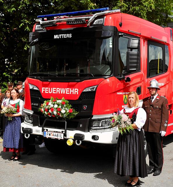 Fahrzeugpatinnen: Iris Crepaz-Wieshaber (li.) und Iris Fritz haben diese ehrenvolle Aufgabe übernommen. | Foto: Hassl