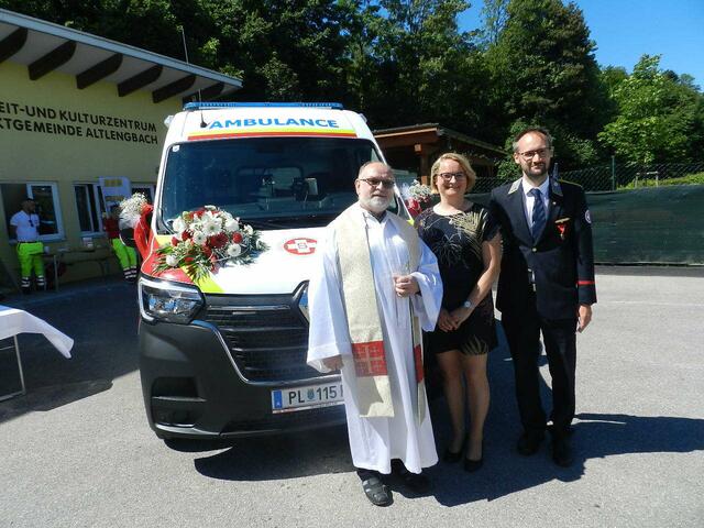 Pfarrer G, J Ragan, Bgm Irmgard Schibich, Obmann Stv  Tobias Reithofer( Gefällt auch der Neue Krankentrantsportwagen )