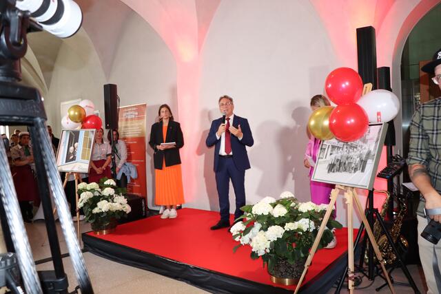 Auch Bürgermeister Marin Krumschnabel sprach seine Glückwünsche zum runden Geburtstag von Spar aus.  | Foto: Nimpf