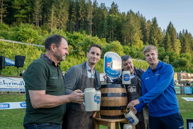Martin Hinteregger eröffnet mit dem Bieranstich den Hinti Cup. | Foto: Alfred Schretter