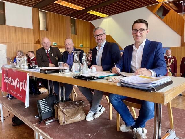 Die fachkundige internationale Jury unter dem Vorsitz von Landeskapellmeister Rudi Pascher (ganz links).  | Foto: Mair
