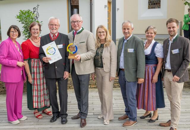 Kirchberg ab der Pielach: Vereinsobfrau NÖ Dorf und Stadterneuerung Maria Forstner, Obfrau Elfriede König, Dorfheld Gerhard Hackner, LH-Stellvertreter Stephan Pernkopf, Landesrätin Ulrike Königsberger-Ludwig, Bürgermeister Franz Singer, Judith Gerstl und Bernhard Zöchbauer | Foto: Erich Marschik