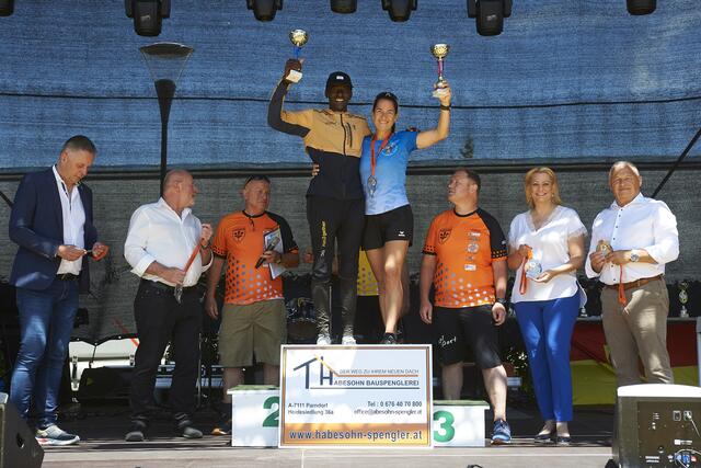 Die Tagessieger Lopua Dennis Cox (KEN) von run2gether in 30:04 und Noe Claudia (AUT) von Underdogs in 47:07 | Foto: Landesmedienservice Burgenland/Emmerich Mädl
