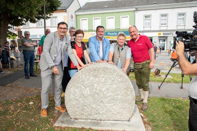 Ein Mühlstein wurde am Hauptplatz aufgestellt: Vizebürgermeister Peter Ganglberger, Stadträtin Anneliese Angerer, Bürgermeister Anton Froschauer, Naarns Bürgermeister Martin Gaisberger, Manfred Hörzenberger, Obmann-Stellvertreter des Vereins Mühlsteinmuseum Steinbrecherhaus. | Foto: gemeindejournal.at