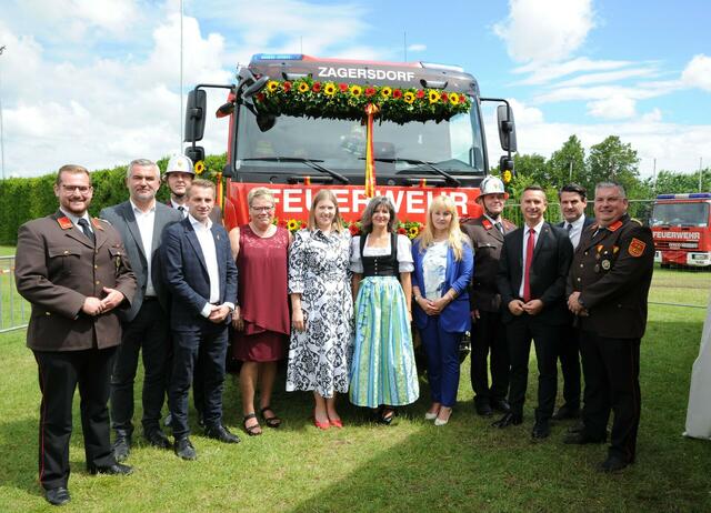 Gruppenbild von der Fahrzeugsegnung der Freiwilligen Feuerwehr Zagersdorf (v.l.) Ortsfeuerwehrkommandant-Stellvertreter OBI (Oberbrandinspektor) Georg Klikovits, Landesrat Heinrich Dorner, Richard Uller, Bürgermeister Ivan Grujic, Fahrzeugpatinnen Yvonne Zakall, Eveline Zarits, Renate Bubnar und Karin Vukmann-Artner, Horst Ivanschitz, Landtagspräsident Robert Hergovich, Abgeordneter zum Nationalrat Christoph Zarits, Ortsfeuerwehrkommandant OBI Johann Schaffer. | Foto: LMS
