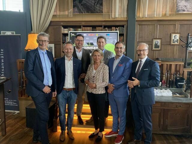 Werner Borns (Lawpartners Rechtsanwälte, Gänserndorf, Korneuburg), Walter Glanninger (Wirtschaftskammer NÖ, Referent), Andreas Hager (Obmann Wirtschaftskammer Gänserndorf), Adelheid Zwang (Zwang Ges.m.b.H., Bockfließ), Philipp Teufl (Bezirksstellenleiter Wirtschaftskammer Gänserndorf), Clemens Möslinger (Bundeskanzleramt, Wien), Franz
Günther Harold (Raiffeisen-Regionalbank Gänserndorf)  | Foto: Lawpartners