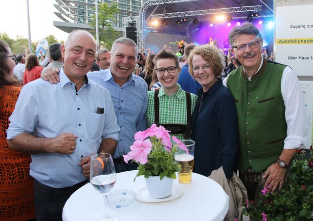 St. Pöltens Vizebürgermeister Matthias Adl, NÖAAB-Obfraustellvertreter AK-Kammerrat Josef Hager, die Vorsitzende der FCG Jugend NÖ Caro Grömer, Landesrätin Christiane Teschl-Hofmeister und NÖ LAK-Präsident Andreas Freistetter. | Foto: NÖ LAK