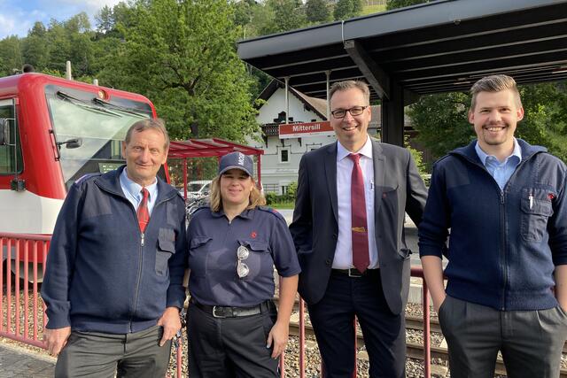 Walter Stramitzer, Leiter der Salzburger und Pinzgauer Lokalbahn, mit Thomas Oberkalmsteiner, Betriebsleiter Pinzgauer Lokalbahn mit Lokführerin Helga Lösel und Zugbegleiter Josef Knapp | Foto: Land Salzburg/Melanie Hutter