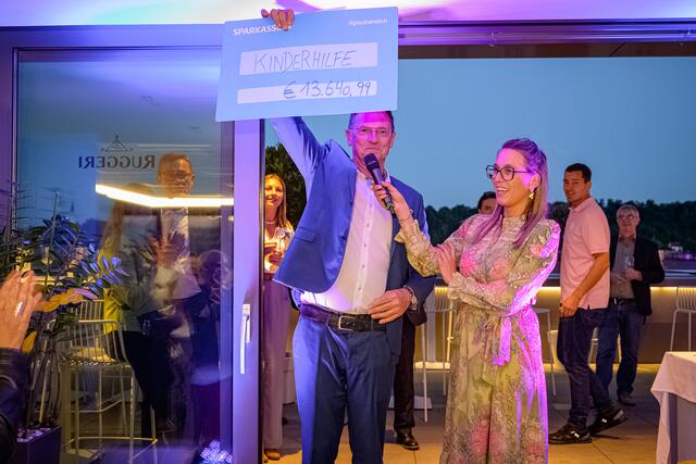 Bei der Silent-Auction in der Welser Skybar Dachgeflüster konnten im Rahmen einer Veranstaltung rund 14.000 Euro Spenden für die Kinderhilfe gesammelt werden. | Foto: Rene Hauser