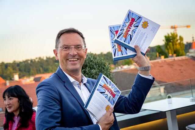 Bei der Silent-Auction in der Welser Skybar Dachgeflüster konnten im Rahmen einer Veranstaltung rund 14.000 Euro Spenden für die Kinderhilfe gesammelt werden. | Foto: Rene Hauser