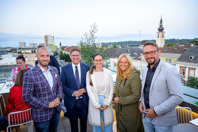 Bei der Silent-Auction in der Welser Skybar Dachgeflüster konnten im Rahmen einer Veranstaltung rund 14.000 Euro Spenden für die Kinderhilfe gesammelt werden. | Foto: Rene Hauser