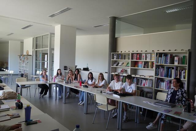 Die Schülerinnen und Schüler beim Vortrag „Finanzielle Gesundheit im Alter“ von Doris Katzengruber (Raiffeisenverband Salzburg). | Foto: Emanuel Hasenauer