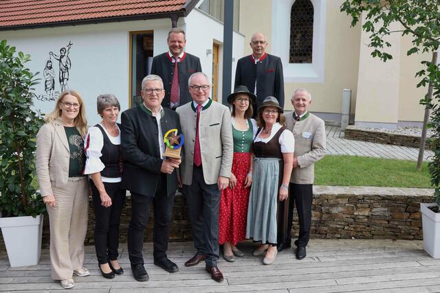 Landesrätin Ulrike Königsberger Ludwig, Veronika und Franz Wimmer, Vizebürgermeister Johann Reitbauer, LH Stv, Stefan Pernkopf, Doris Reitbauer, Josef Hirtenlehner, Anna und Bürgermesister Karl Josef Stegh. (v.li.) | Foto: Franz Putz