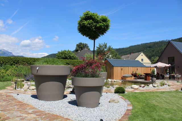 Die großen Pflanzengefäße im Schaugarten sind ein echter Hingucker und sind in den Garten harmonisch integriert. | Foto: RegionalMedien Steiermark