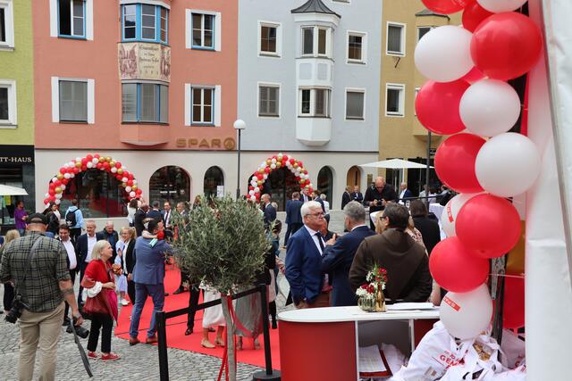 Zahlreiche Ehrengäste feierten gemeinsam mit den "Sparianerinnen" und "Sparianern" den 70. Geburtstag von Spar. | Foto: Nimpf