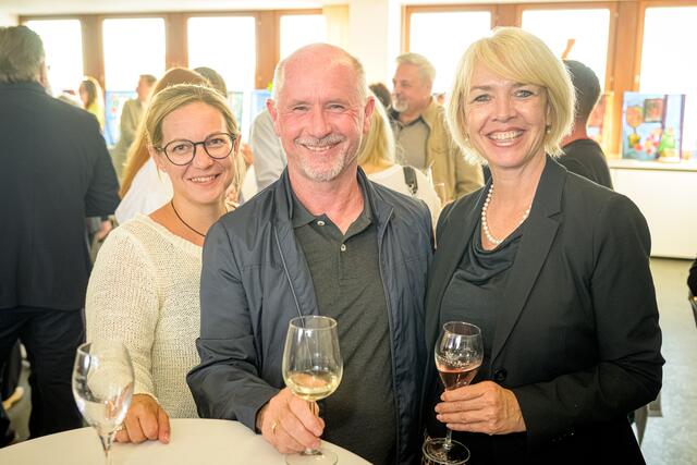 Bei der Silent-Auction in der Welser Skybar Dachgeflüster konnten im Rahmen einer Veranstaltung rund 14.000 Euro Spenden für die Kinderhilfe gesammelt werden. | Foto: Rene Hauser