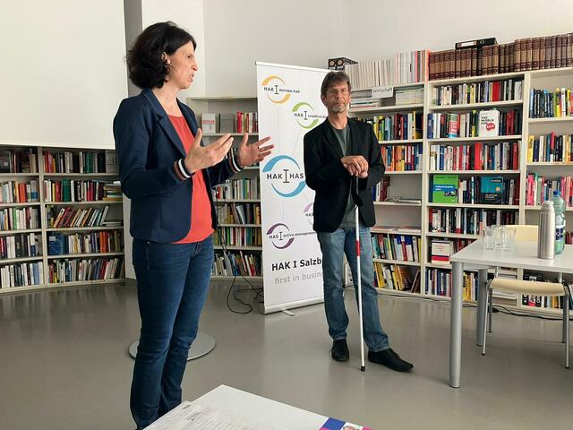 Silvia Risch (links) vom Bildungswerk Salzburg startete den Workshop-Tag mit Schülern der HAK I. Danach ging es weiter mit einem Vortrag von Christian Treweller (rechts). | Foto: Ruth Kamml