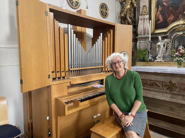 Beate Mc Coy begleitet die Gottesdienste in der Gnigler Kirche. | Foto: Lisa Gold