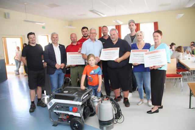 Sigi Klein übergab an Ernst Graf von der Diakonie Oberwart 3400 Euro, die im Rahmen des Maibaumfestes für die Hochwasseropfer des Bezirkes Oberwart gesammelt wurden.