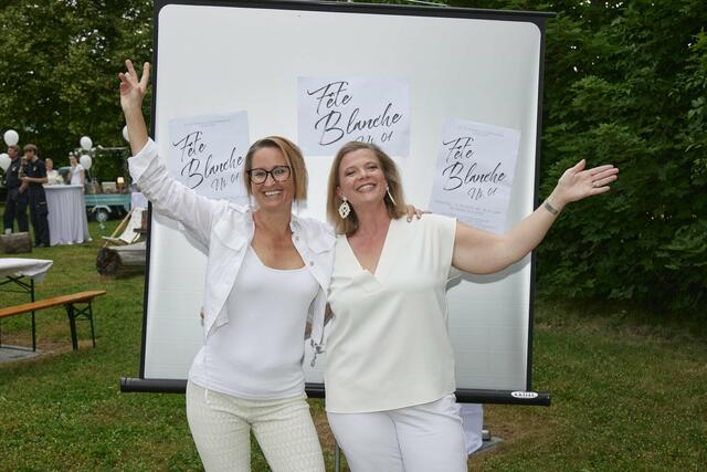 Die Organisatorinnen, Obfrau der VP Frauen Klosterneuburg und Stadträtin Katharina Danninger sowie Gemeinderätin Eva Braneti, freuen sich: „350 Gäste feierten mit uns die Fete Blanche Nr. 01 im Museum Gugging - ein voller Erfolg bis in die Morgenstunden." Die beiden freuen sich bereits auf das nächste Jahr. | Foto: ÖVP-Frauen Klosterneuburg