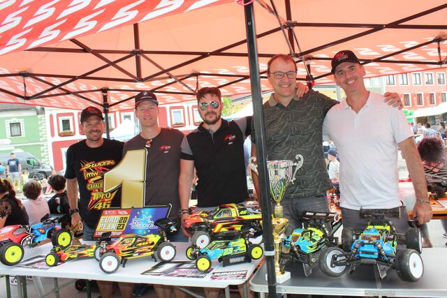 Der Verein MAX RC Car Perg war mit seinen Gefährten vor Ort. Mit kleineren Exemplaren konnten Kinder am Hauptplatz Runden drehen.
