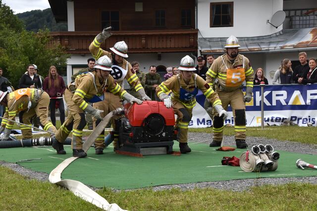 Die Bewerbsgruppen der Feuerwehr Bichlach konnten sich über drei Pokale freuen. | Foto: Johanna Bamberger