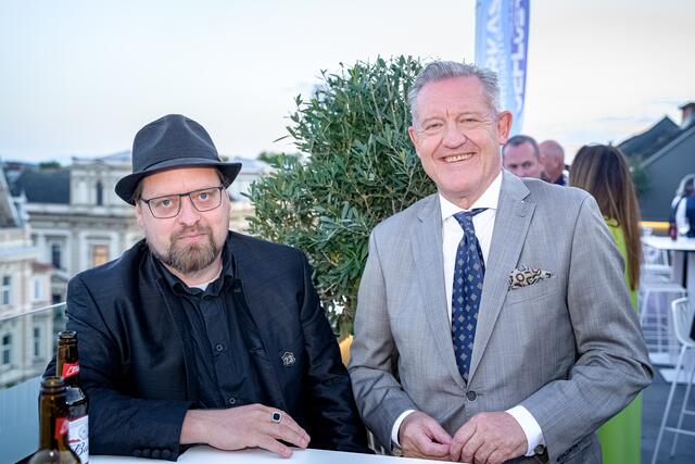 Bei der Silent-Auction in der Welser Skybar Dachgeflüster konnten im Rahmen einer Veranstaltung rund 14.000 Euro Spenden für die Kinderhilfe gesammelt werden. | Foto: Rene Hauser