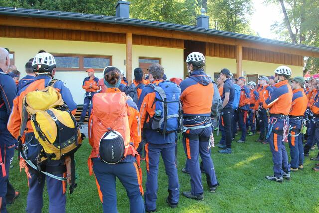 55 Mitglieder der Bergrettungsortsstellen St. Johann, Bischofshofen, Werfen und Mühlbach übten unterschiedlichste Einsatzszenarien bei einer Bezirksübung in Goldegg. | Foto: Bergrettung Salzburg/Maria Riedler