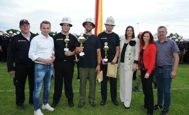 Die Bezirkssieger der Klasse „Bronze A“ Klingenbach 1 (1. Platz), Zillingtal 1 (2. Platz) und Neufeld 1 (3. Platz) mit Bezirksfeuerwehrkommandant OBI Gerald Klemenschitz, Bürgermeister Ivan Grujic (Zagersdorf), Landeshauptmann-Stellvertreterin Astrid Eisenkopf, Bezirkshauptfrau-Stellvertreterin Victoria Zukowski (Bezirk Eisenstadt-Umgebung) und LAbg. Bürgermeister Thomas Schmid (Oggau) | Foto: LMS