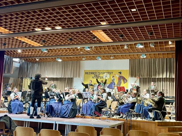 Die MK Mieders unter Kapellmeister Günther Filz spielte ein Feedbackkonzert.  | Foto: Mair