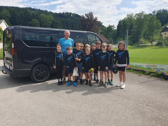 Nachwuchstrainer Walter Pohn und der Faustball-Nachwuchs freuen sich über den neuen Bus. | Foto: ÖTB TV Kirchdorf 1884