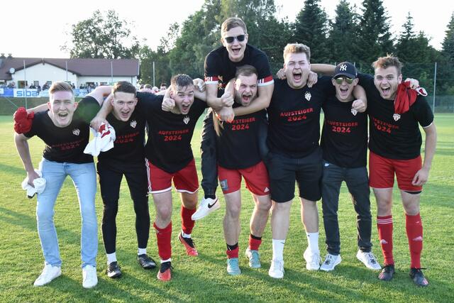 Nach einer Nervenschlacht freuen sich die Kicker der Union St. Roman über den Aufstieg. | Foto: Alois Braid