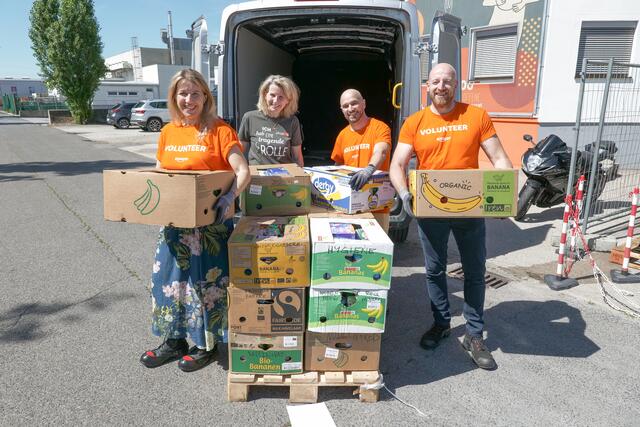Zusammen geht's besser: Freiwillige Helferinnen und Helfer von Amazon mit Tafel-Geschäftsführerin Alexandra Gruber (2.v.l.) beim Warenlager am Großmarkt Wien.  | Foto: Max Spitzauer
