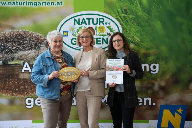 Landeshauptfrau Johanna Mikl-Leitner mit Vizebürgermeisterin Jutta Mayr-Losek und Michelle Kreuzmann.