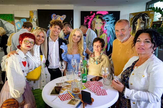 Bei der Silent-Auction in der Welser Skybar Dachgeflüster konnten im Rahmen einer Veranstaltung rund 14.000 Euro Spenden für die Kinderhilfe gesammelt werden. | Foto: Rene Hauser