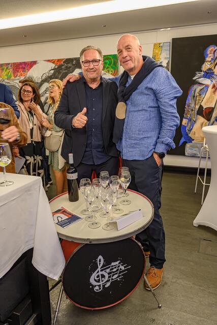 Bei der Silent-Auction in der Welser Skybar Dachgeflüster konnten im Rahmen einer Veranstaltung rund 14.000 Euro Spenden für die Kinderhilfe gesammelt werden. | Foto: Rene Hauser